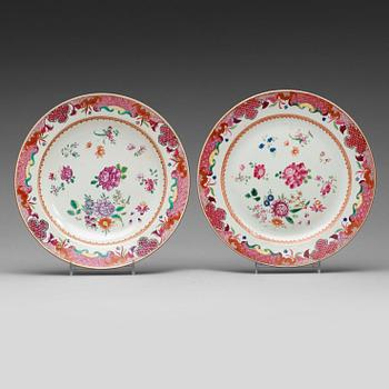 225. A set of seventeen famille rose plates, Qing dynasty, Qianlong (1736-1795).