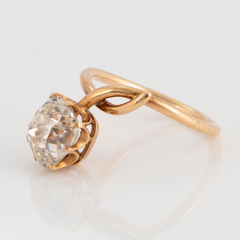 Ring 14K guld med en gammalslipad cushionformad diamant ca 3.50 ct kvalitet ca J/K vs.