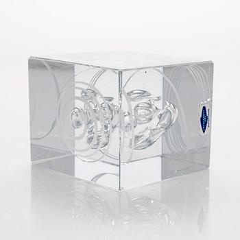Oiva Toikka, an annual cube, signed Oiva Toikka Nuutajärvi 1987 and numbered 409/2000.