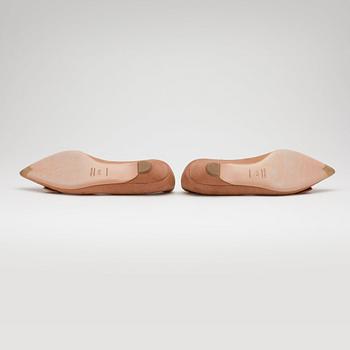 PRADA, ett par skor.