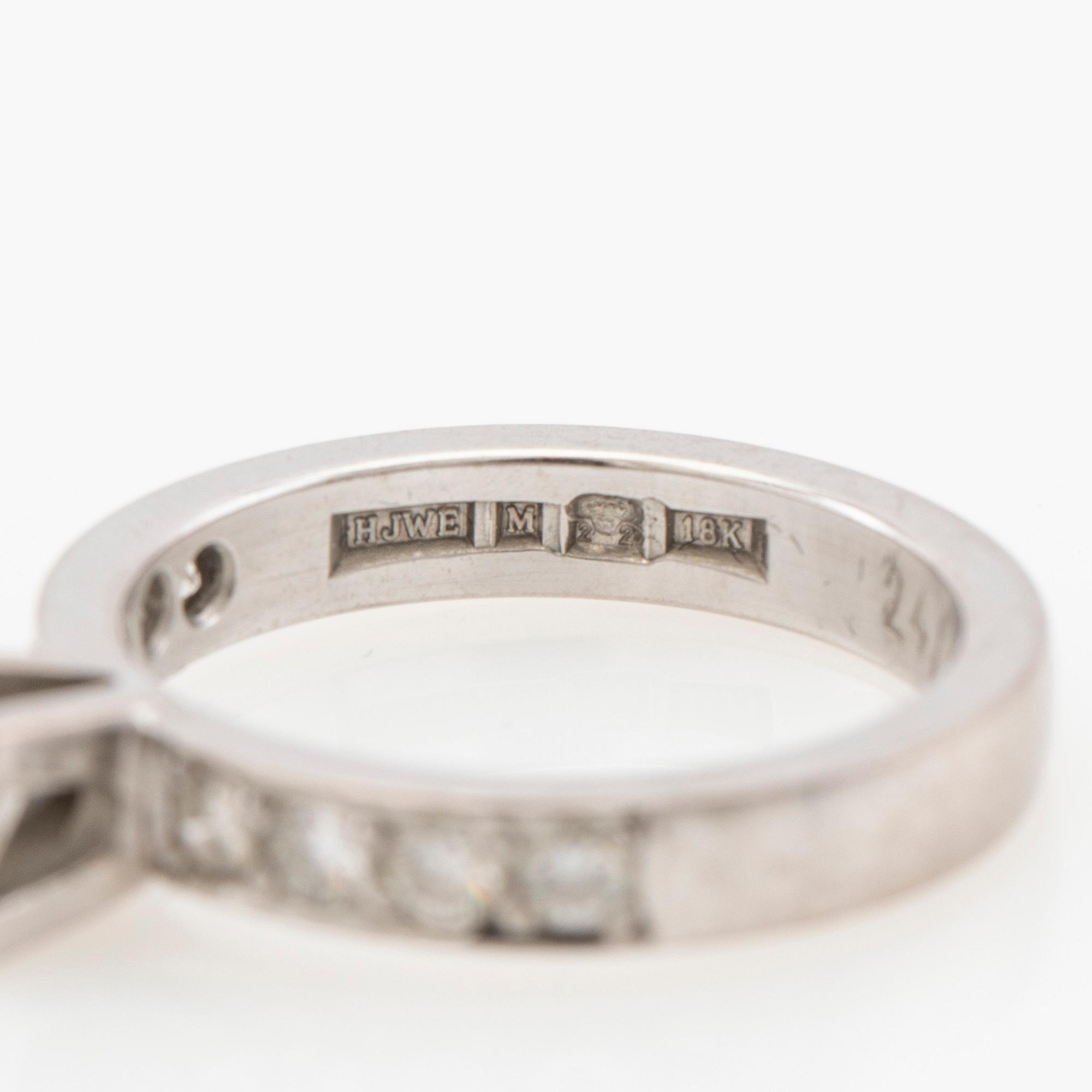 Ring, 18K white gold with brilliant-cut diamonds.