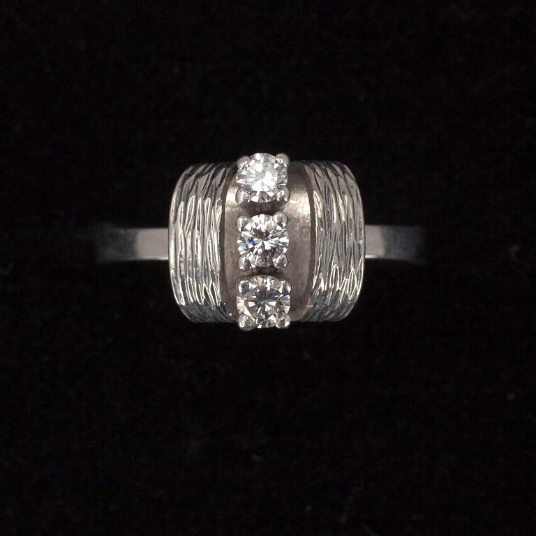 RING, vitguld 14K samt diamanter tot. ca 0,24 ct. Tot. vikt ca 3,5 g.