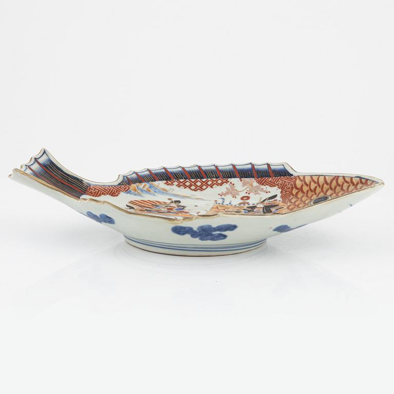 A porcelain dish,  Meiji period (1868-1912).