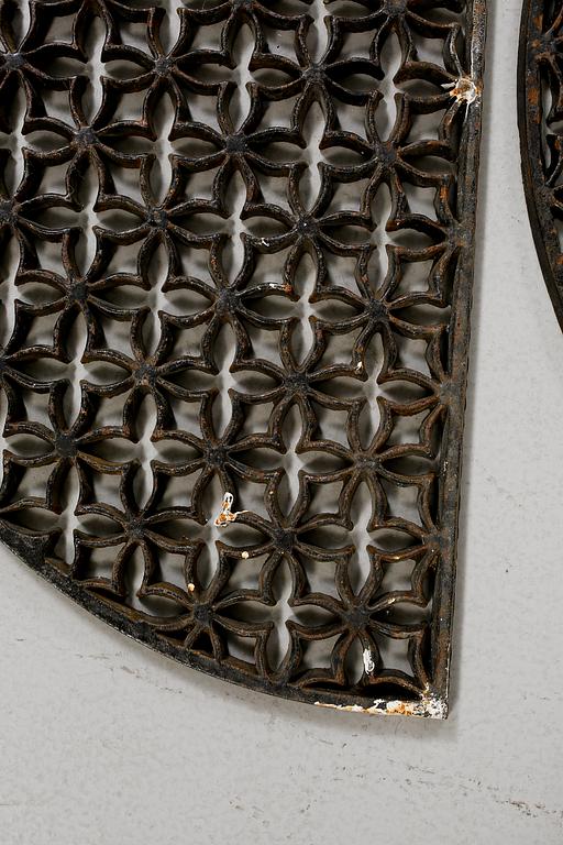 FOTSKRAPOR, 3 st, gjutjärn, 1900-talets andra hälft.