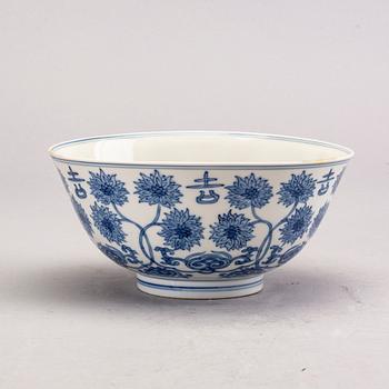 A blue and white lotus bowl, Qing dynasty, Kangxi (1662-1722).