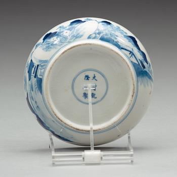 A blue and white porcelain box and cover, Qing dynasty, Guangxu (1874-1908), with Qianlong six character mark.