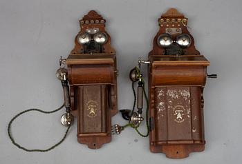 VÄGGTELEFONER, 2 st, L. M. Ericsson & Co, Stockholm, tidigt 1900-tal.