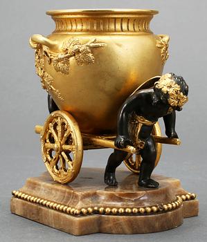 KAVIARSKÅL, förgylld brons, empirestil, omkr år 1900.