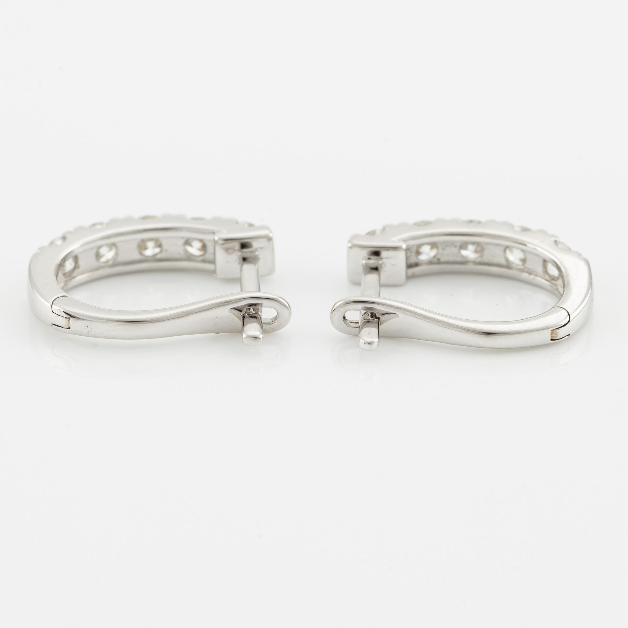 Creole earrings in 18K white gold with brilliant-cut diamonds.
