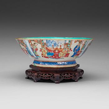 A famille rose figure scene bowl, late Qing dynasty 19th century. With sealmark in red.