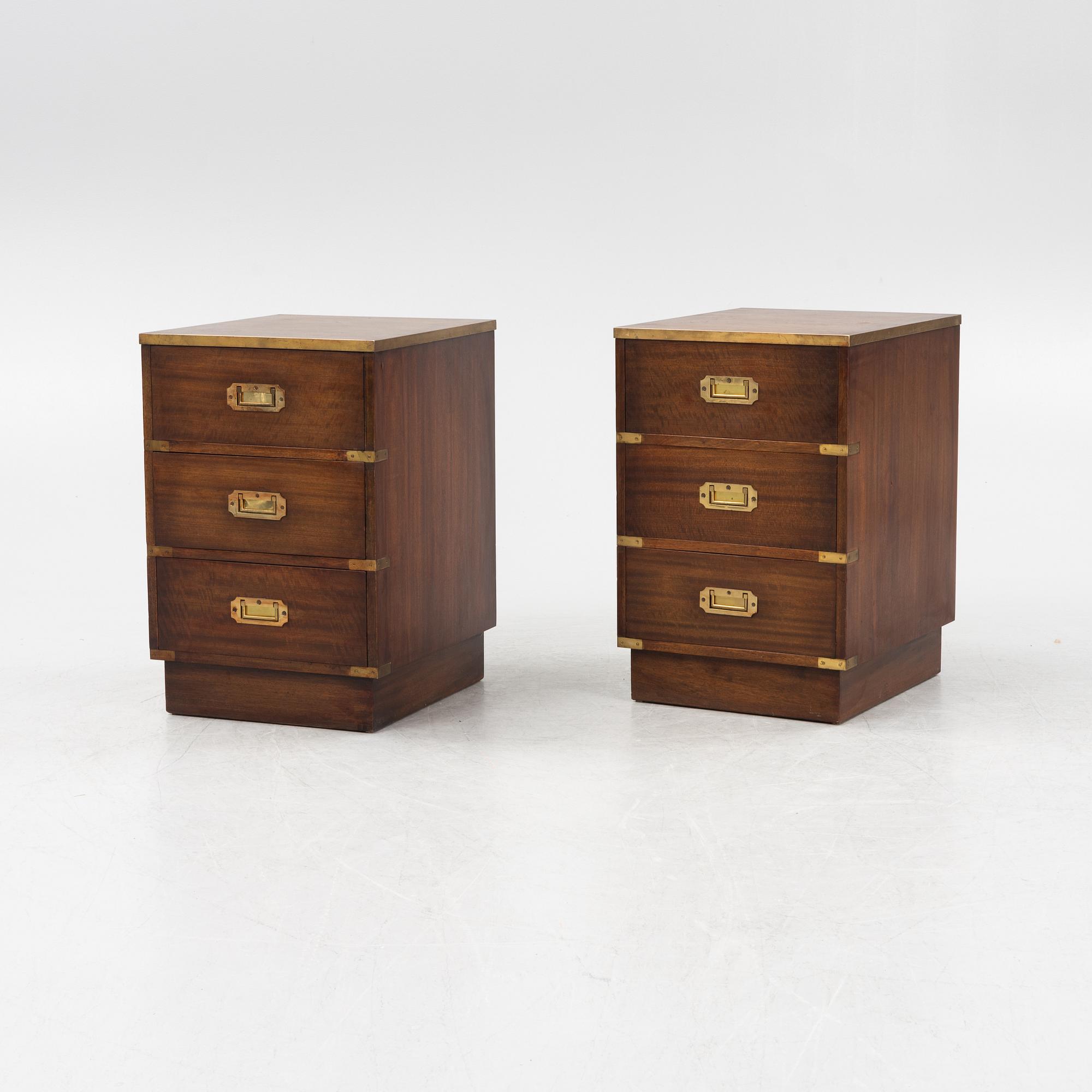 A pair of mahogany veneered bedside tables, Reprodux, England, second half of the 20th Century.