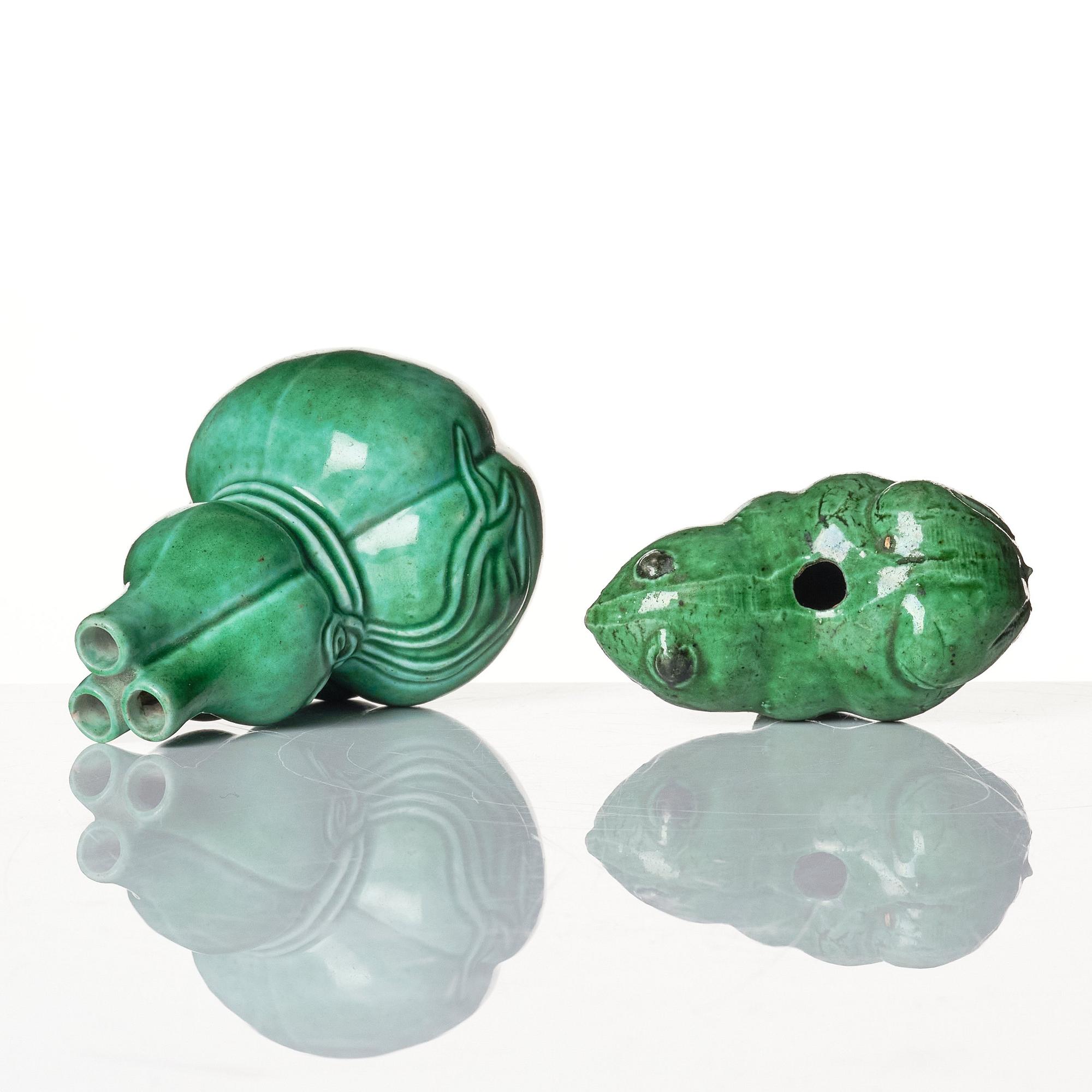 A green glazed triple gourd vase and a brush washer, Qing dynasty, 19th century.