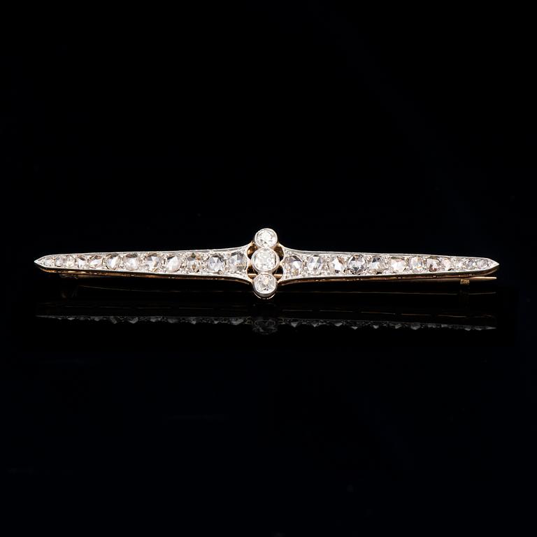 A BROOCH, rose and antique cut diamonds, 14K gold, late 19th century.