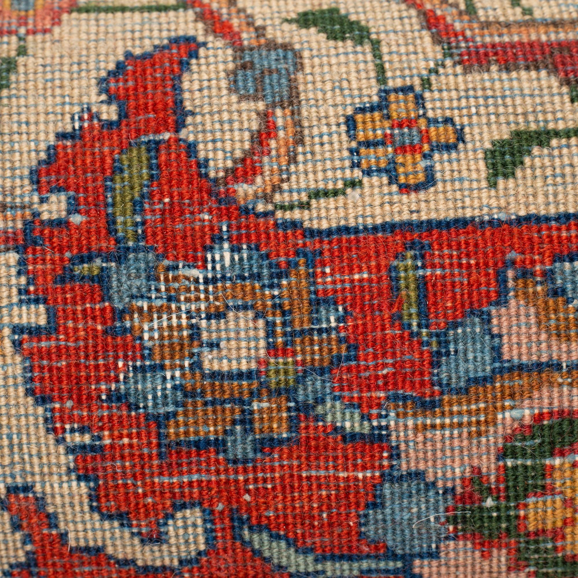 Matta, semiantik Täbris, ca 528-535 x 346,5-352,5 cm, signerad Farhan.