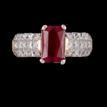 RING, 18k guld fasettslipad rubin, 3.00 ct samt prinsesslipade diamanter, totalt 3.00 ct. Vikt 10 g.