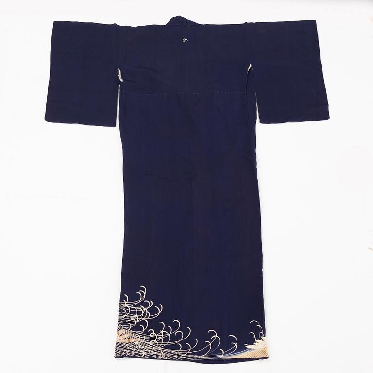 A Japanese silk kimono, 20th Century.