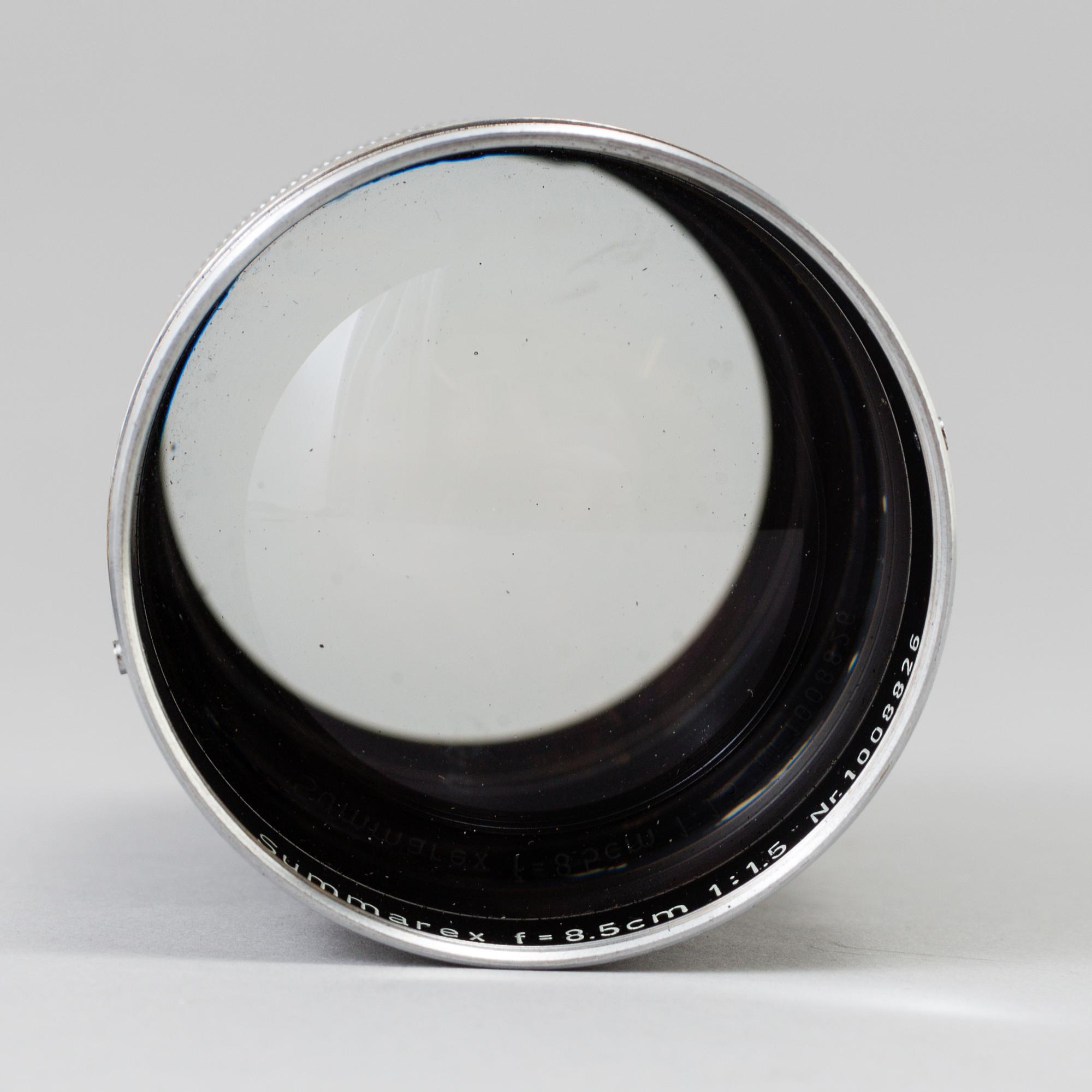 A chrome Leica Summarex f=8,5 cm 1:1,5 lens no 1008826 designed by av Max Berek, Ernst Leitz, Wetzlar . 1943-1960.
