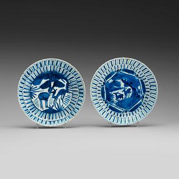 300. A set of two blue and white kraak dishes, Ming dynasty Wanli (1572-1620).