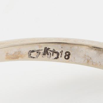 Ring, carmosé, 18K vitguld med mörk safir och briljantslipade diamanter.