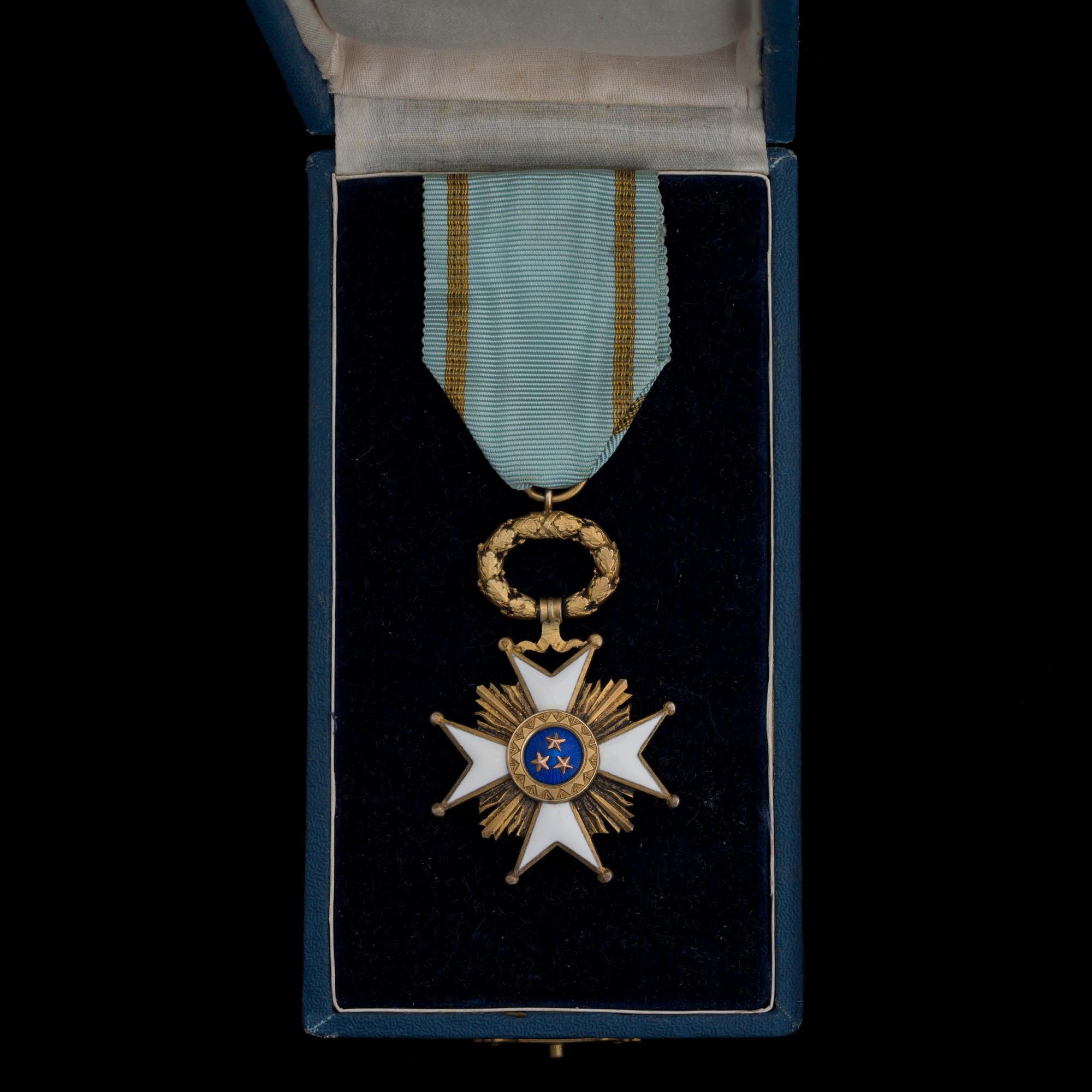 KUNNIAMERKKI, Kolmen Tähden ritarikunta, ritarimerkki, kullattua hopeaa. Latvia 1924-30-luku.