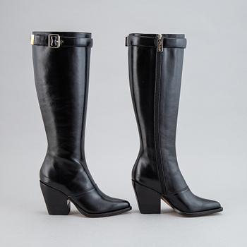 Chloé, a pair of black leather 'Serina' boots, size 36½.