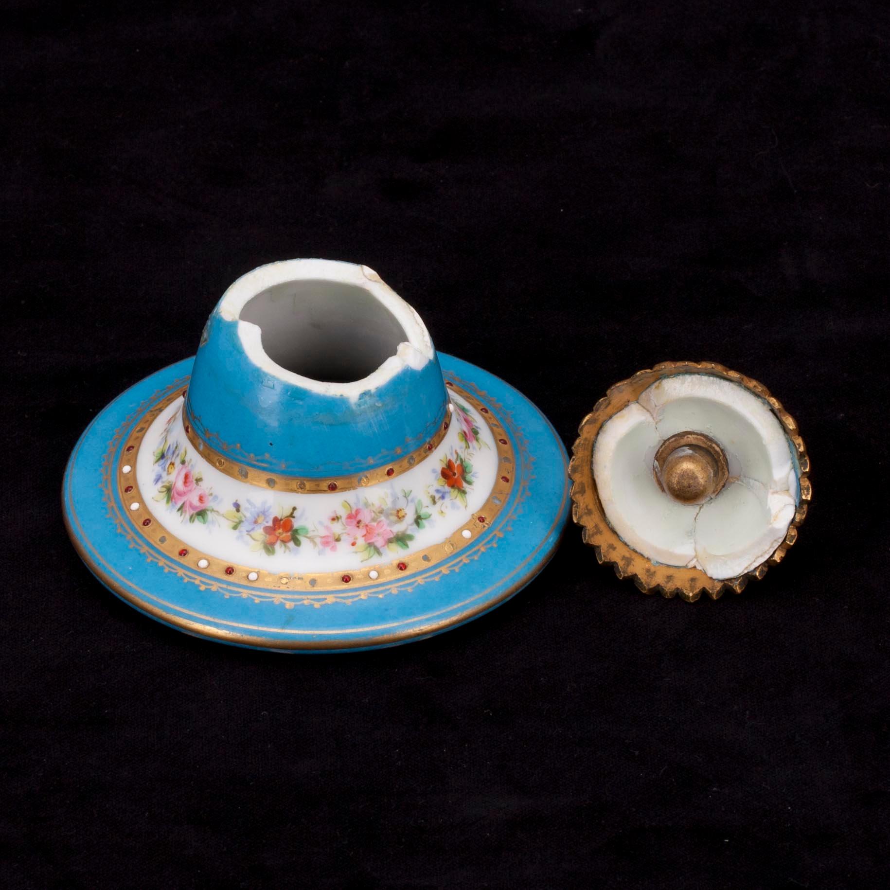 LOCKURNOR, ett par, porslin och förgylld brons, Louis XVI-stil, Frankrike, sent 1800-tal.