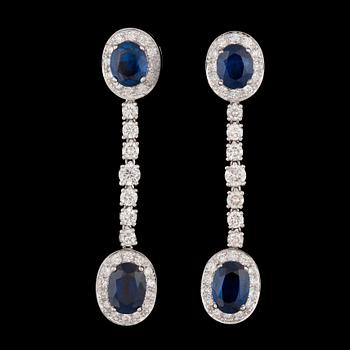 1401. A pair of blue sapphire, tot 3.65 cts and brilliant cut diamond earrings, tot. 1.68 cts.