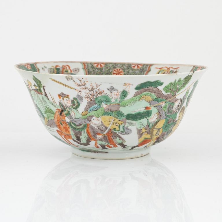 A Chinese famille verte bowl, Qing dynasty, 19th century.