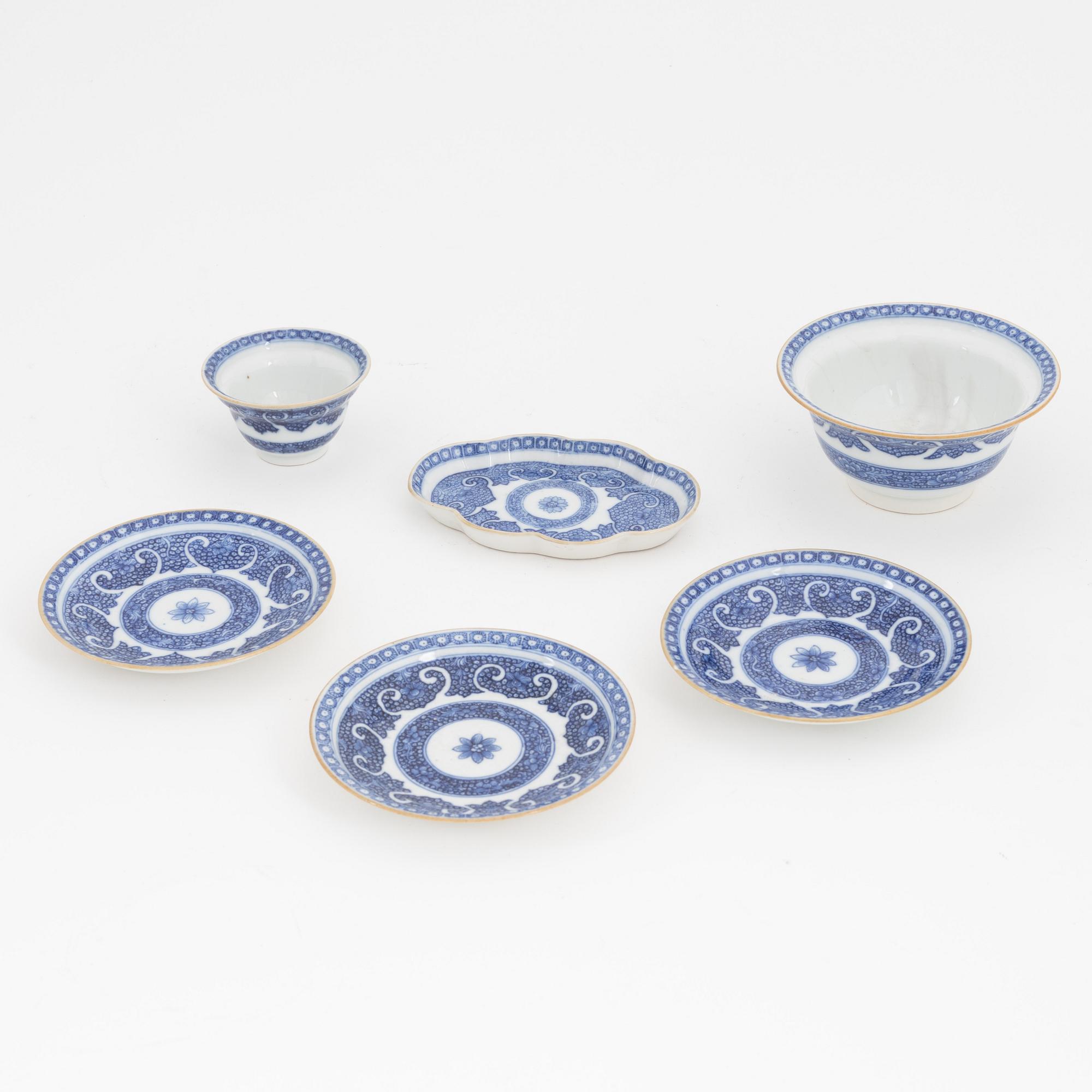 A group of six pieces of bleu and white Chinese Export porcelain, Qing dynasty, Qianlong (1736-95).