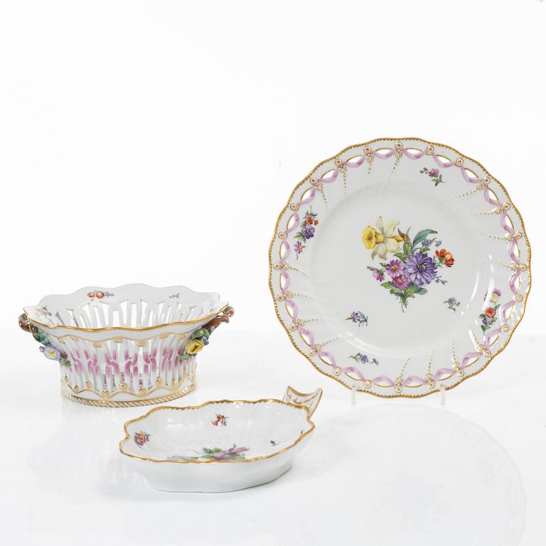 Royal Copenhagen, A pair of lattice bowls with stands and a pair of leaf-shaped dishes, 'Saxon Flower', Denmark, 1923-34.