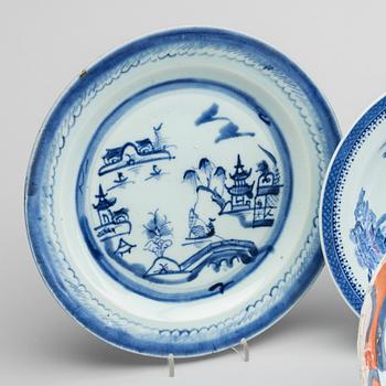 TALLRIKAR, 5 st, porslin, Kina mestadels Qianlong (1736-95).
