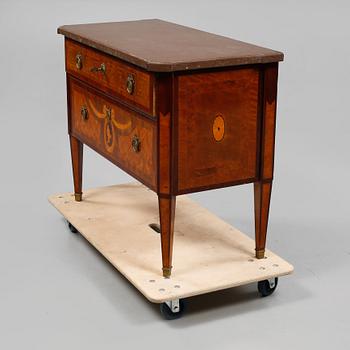 BYRÅ, gustaviansk stil, omkring 1900-talets mitt.