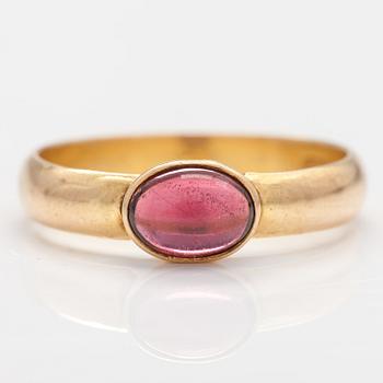 RING, 18K guld, granat. Westerback, Helsingfors 1969.