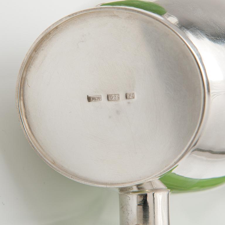 A decanter and snapsglasses "Dudes" in sterling silver and glass. Ru Runeberg 2007.