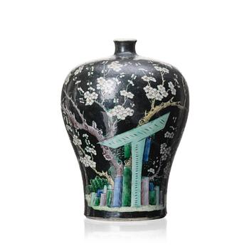 851. A Chinese famille noire Meiping vase, Qing dynasty, 19th Century.