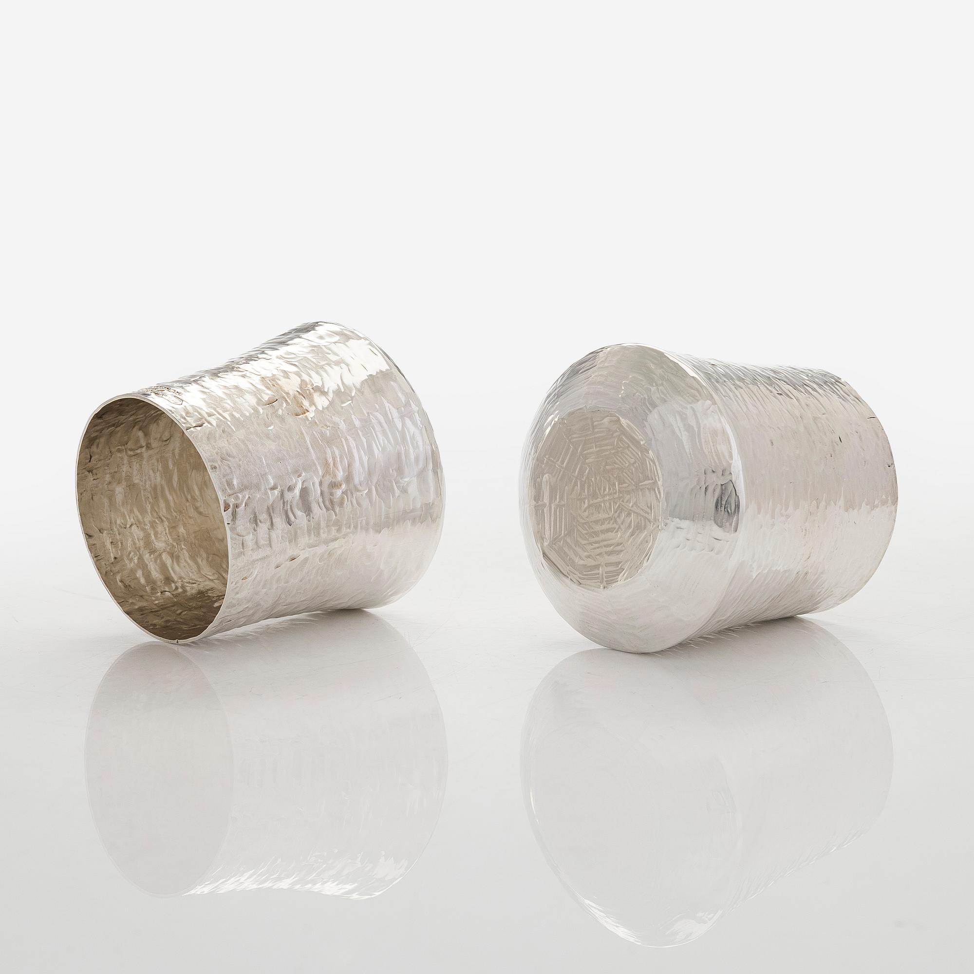 Tapio Wirkkala, malja ja pikareita 2 kpl, sterlinghopeaa, Kultakeskus Hämeenlinna, 1970, 1974 ja 1979.