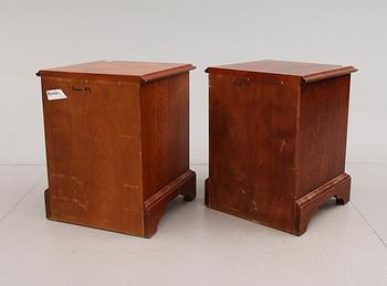 KOMMODER, 2 st, 1900-talets andra hälft.