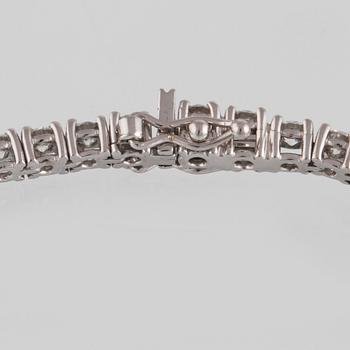 ARMBAND, 18K vitguld med briljantslipade diamanter ca 4.60 ct. Vikt 12,2 gram.