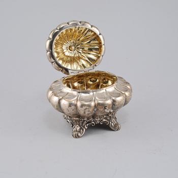 SOCKERSKRIN, silver, nyrokoko, firma Gustaf Möllenborg, Stockholm, 1869. Vikt 453 g.