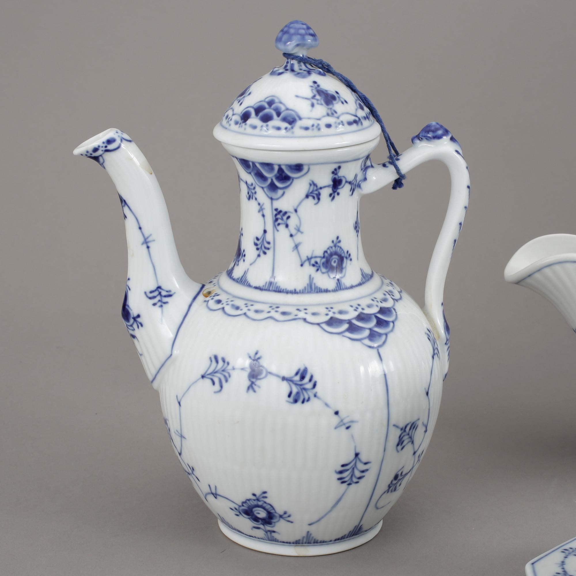 MATSERVIS, 64 delar, porslin, "Musselmalet", Royal Copenhagen.