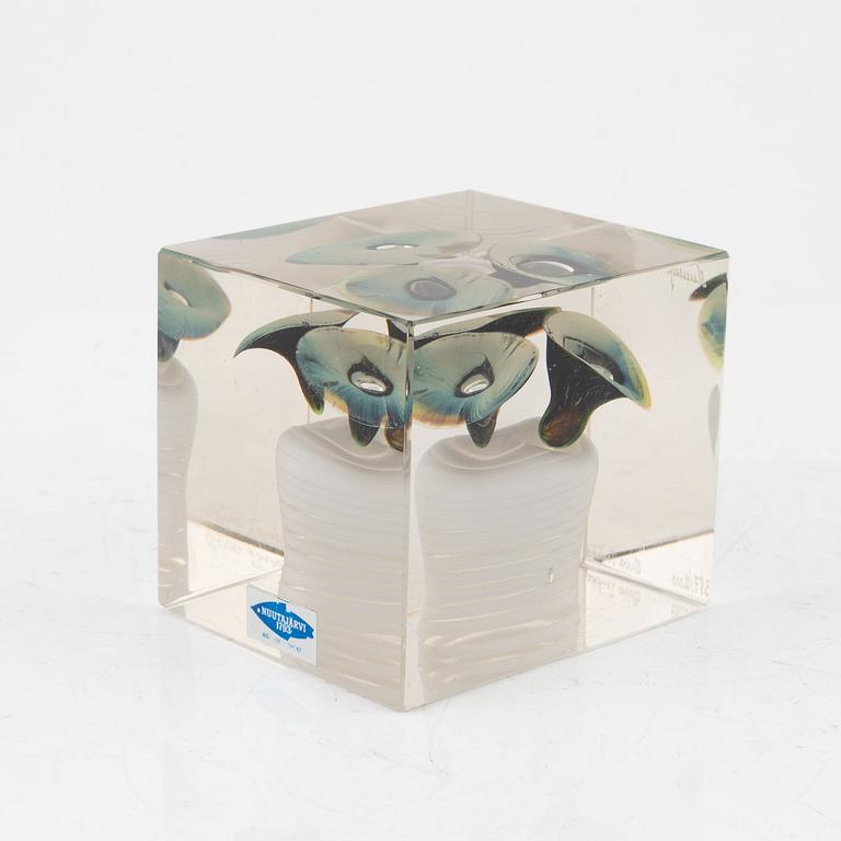 Oivo Tokkia, årskub 1978, glas, Nuutajärvi, Finland, signerad och numrerad 387/2000.