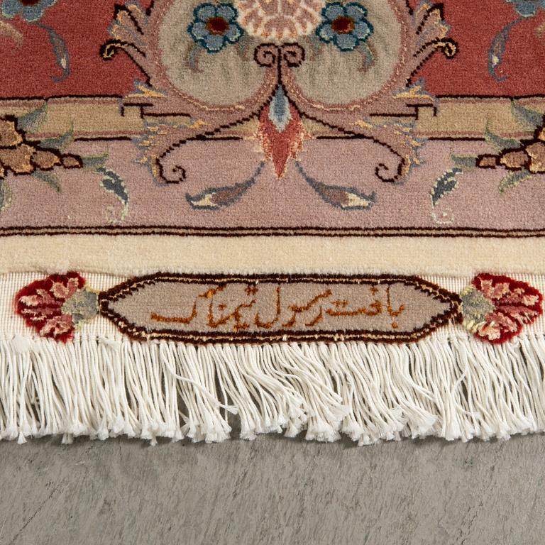 Matta Täbris old/semiantik signerad part silk ca 210x196 cm.