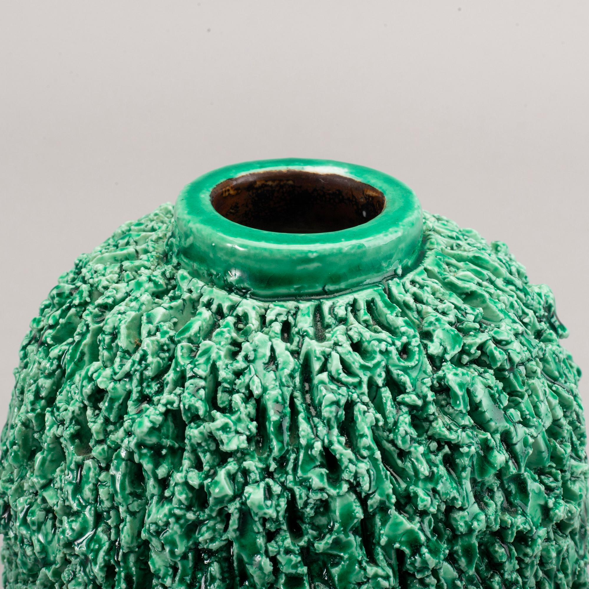 GUNNAR NYLUND, vas "Igelkott", chamotterat stengods, Rörstrand.