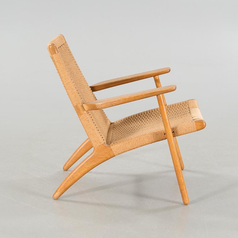 HANS J WEGNER, a lounge chair, model "CH-25", for Carl Hansen & Son in Denmark, second half of the 20th century.