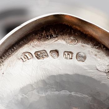 Skålar, 2 st, samt gräddkanna, silver, London, England, 1700-tal.