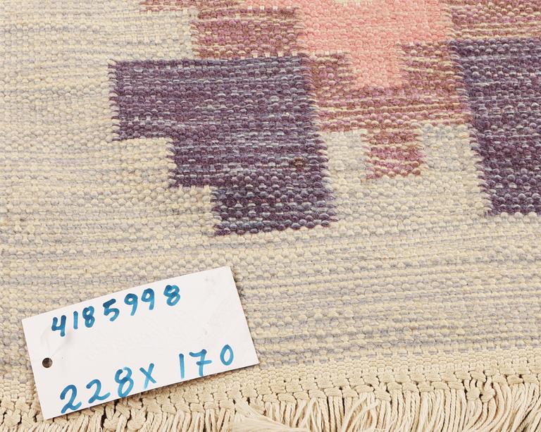 Ilsalestalon Mattolutomo, a flat weave carpet, Finland, c. 228 x 170 cm.