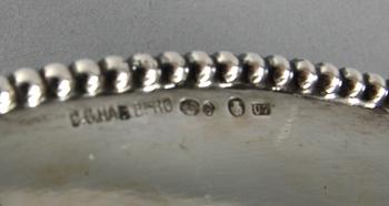BRICKA, silver, 1920 och PRESENTERFAT, silver, barockstil, CG Hallberg, 1922. 640 + 580 g.