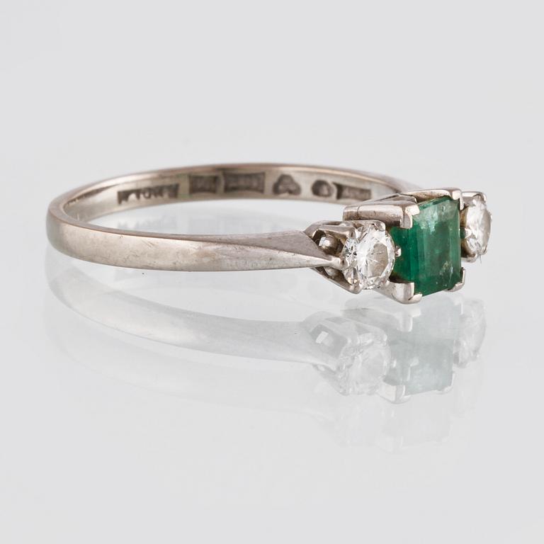 RING, 18K vitguld med 2 briljantslipade diamanter 0.30 ct samt smaragd 0.60 ct, Franz Holm, Stockholm, 1961. Vikt 3,2 g.