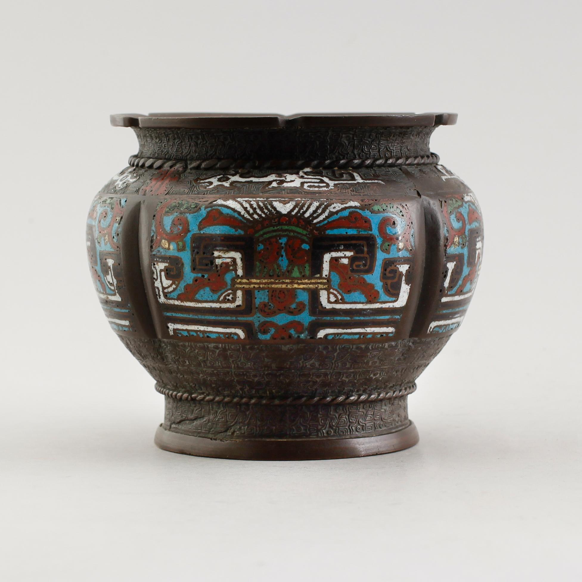 URNA, brons, emaljdekor, Kina, 1900-tal.