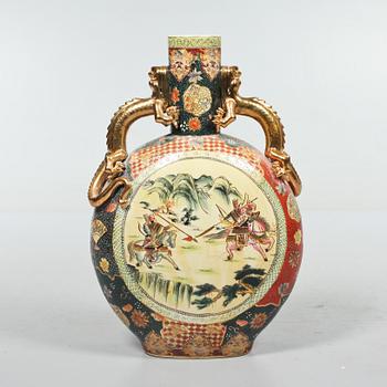 PILGRIMSKRUS, porslin, Japan, 1900-tal.